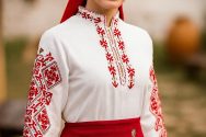 Дамска тракийска носия с бродирана червена престилка и традиционна шевица