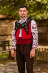 Мъжка тракийска носия с бродирана риза и елек Мъжка тракийска носия с бродирана риза, червен пояс и традиционен елек