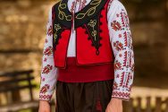 Мъжка тракийска носия с бродирана риза, червен пояс и традиционен елек